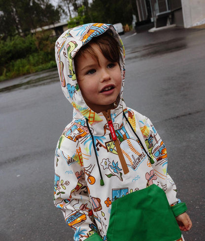 Poncho de chuva impermeável San Francisco usado por um menino - vista de 3/4 - foto lifestyle – Hello Hossy