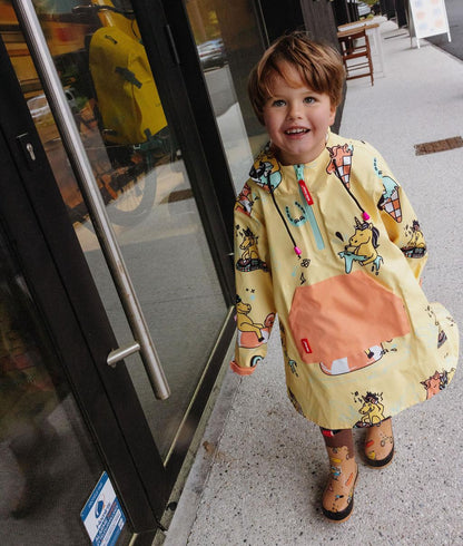 Menino a usar o poncho de chuva Unicorn - vista de frente - foto lifestyle - Hello Hossy
