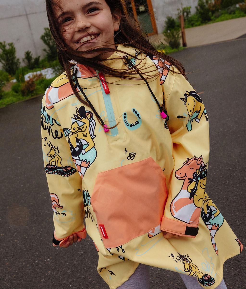 Poncho de chuva impermeável Unicorn usado por uma menina - vista de frente - foto lifestyle - Hello Hossy