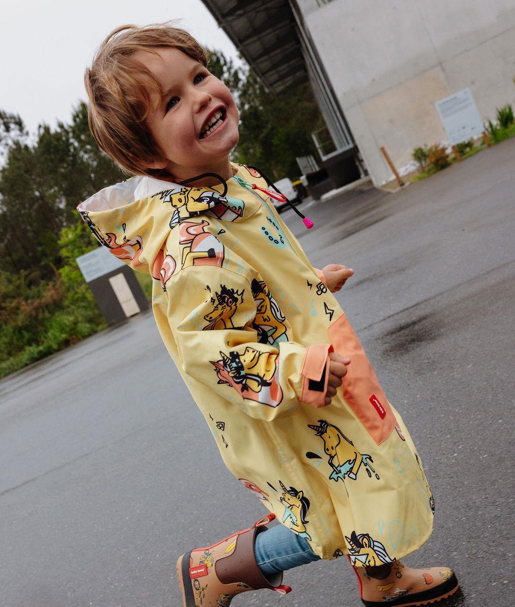 Poncho de chuva impermeável Unicorn usado por um rapaz - foto lifestyle – Hello Hossy