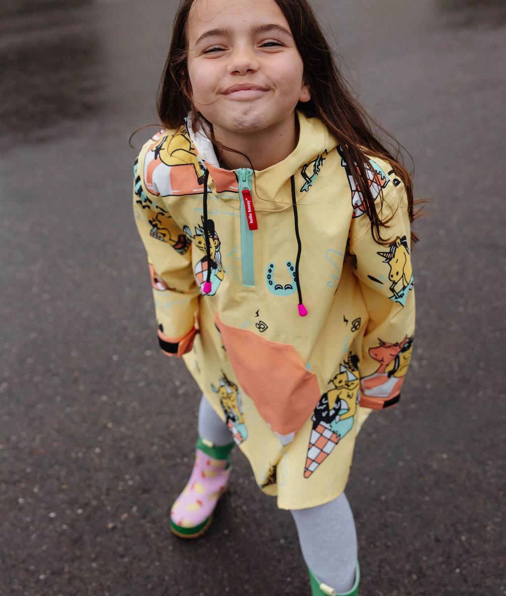 Menina com o poncho de chuva Unicorn - look descontraído - foto lifestyle - Hello Hossy