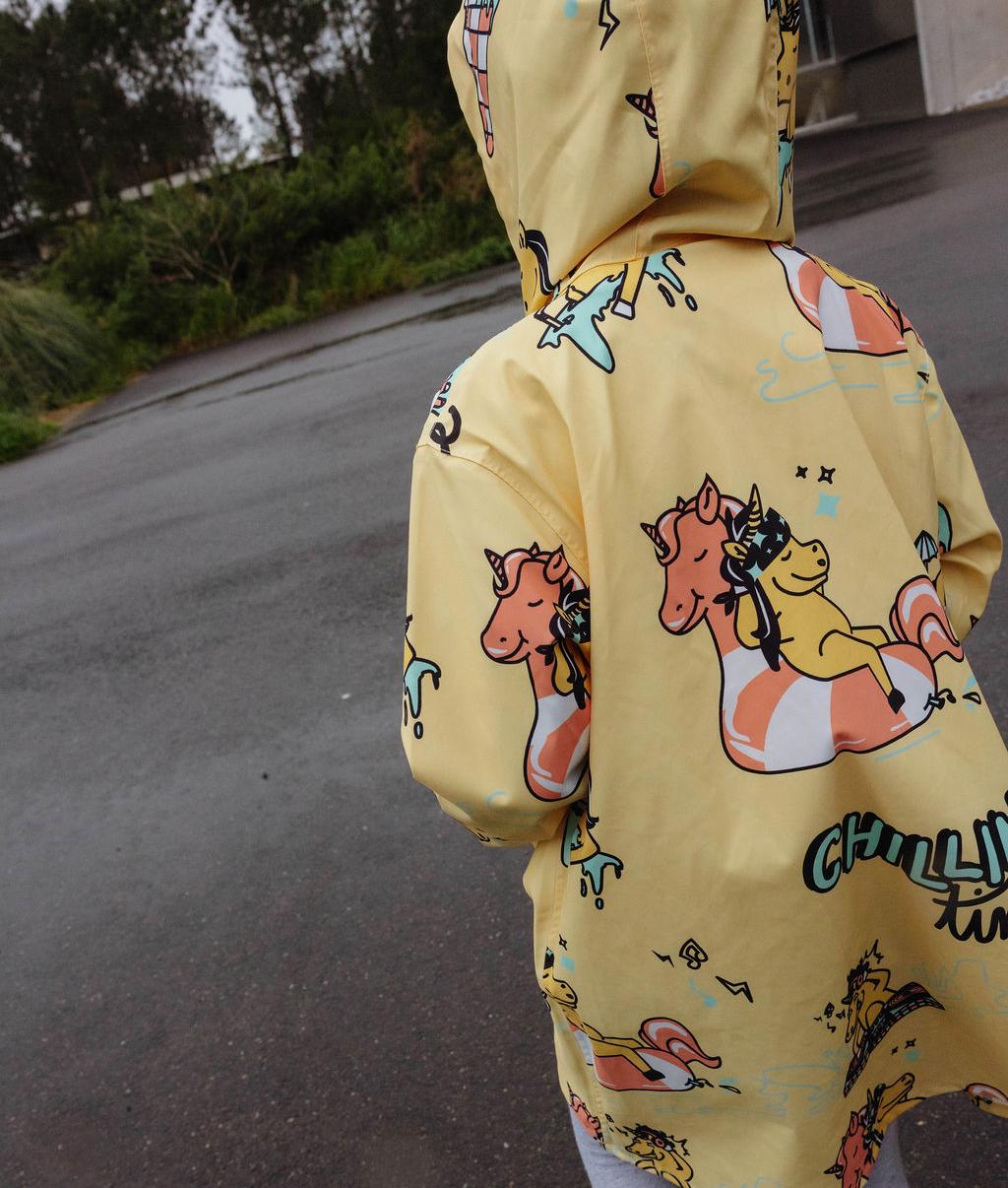 Criança a usar o poncho de chuva impermeável com capuz Unicorn – vista de costas – Hello Hossy