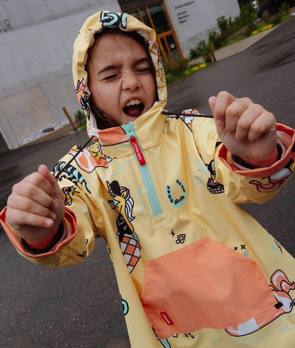 Poncho de chuva impermeável com capuz Unicorn usado por uma menina - foto lifestyle - Hello Hossy