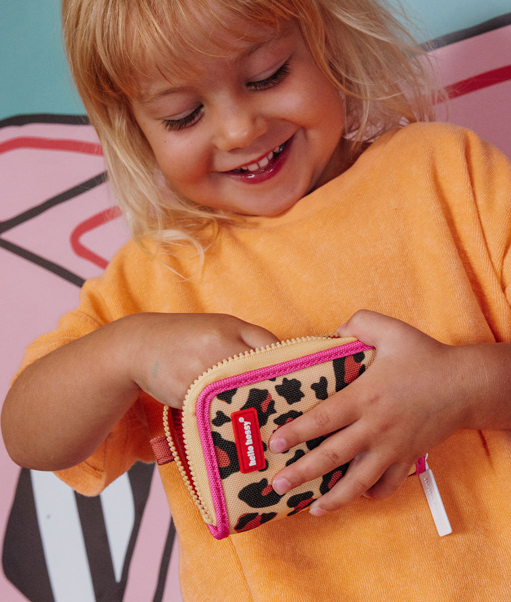 Porta-moedas infantil bege com estampado leopard e rebordo rosa Hello Hossy