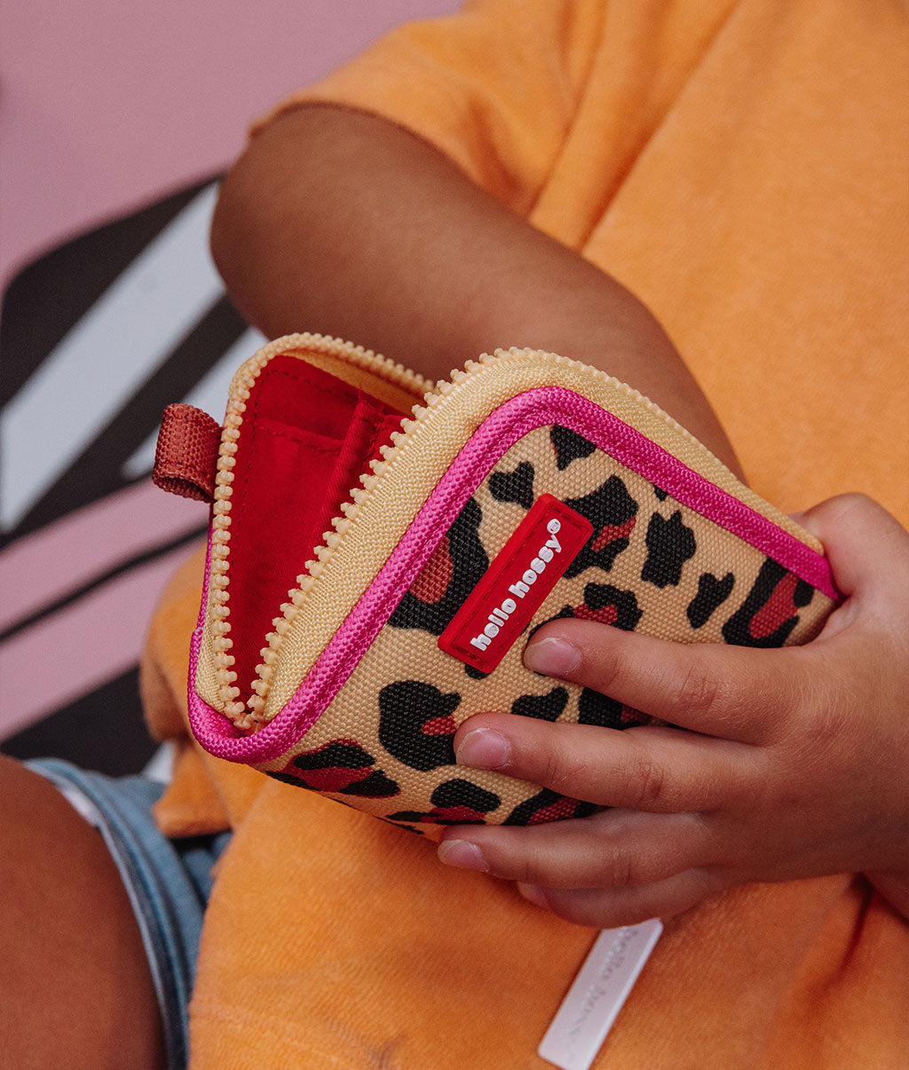 Porta-moedas infantil bege, estampado leopard, fecho rosa Hello Hossy