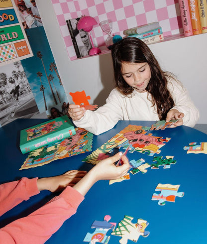 Crianças a montar o Puzzle colorido de 25 peças "Cherry Safari" numa mesa – foto lifestyle – Hello Hossy