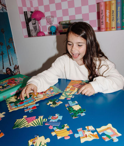 Criança a brincar com o Puzzle de 25 peças "Cherry Safari" – ambiente divertido – Hello Hossy