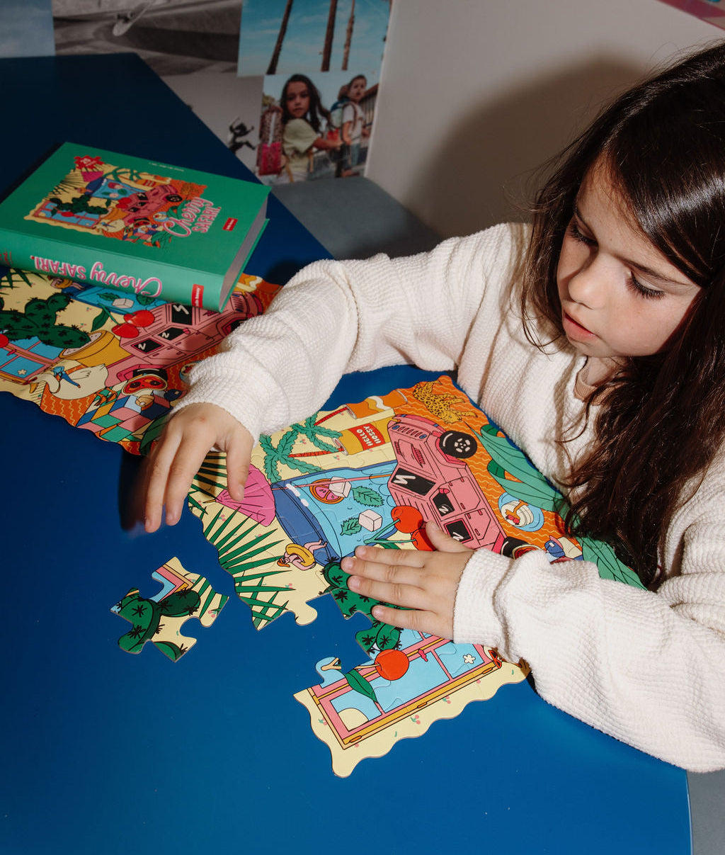 Puzzle infantil colorido com padrões de animais montado por uma menina, Hello Hossy
