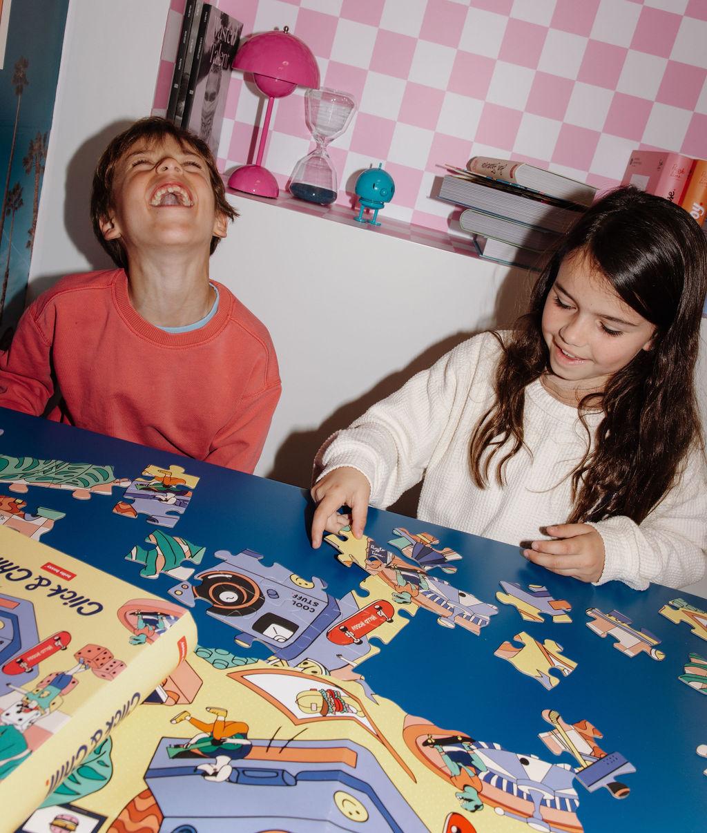 Crianças a brincar com o Puzzle de 36 peças "Click & Chill" – foto lifestyle – Hello Hossy