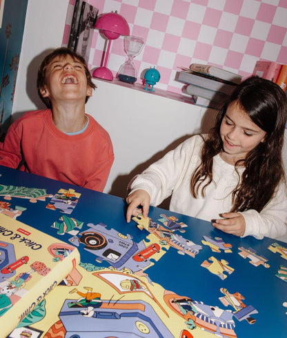 Crianças a brincar com o Puzzle de 36 peças "Click & Chill" – foto lifestyle – Hello Hossy