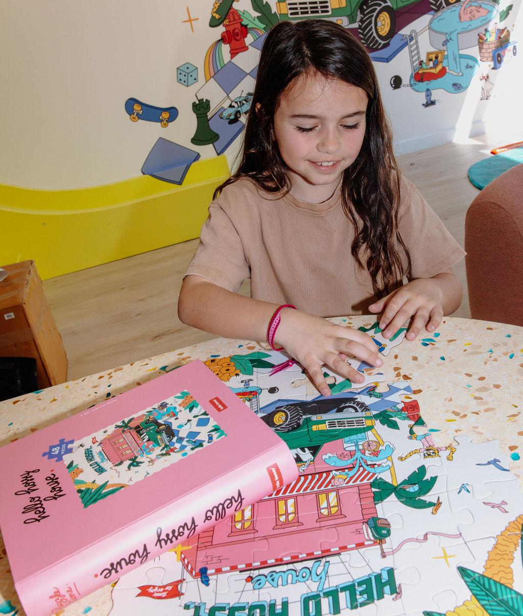 Criança a brincar com o Puzzle de 48 peças "Hello Hossy House" – ambiente divertido – Hello Hossy
