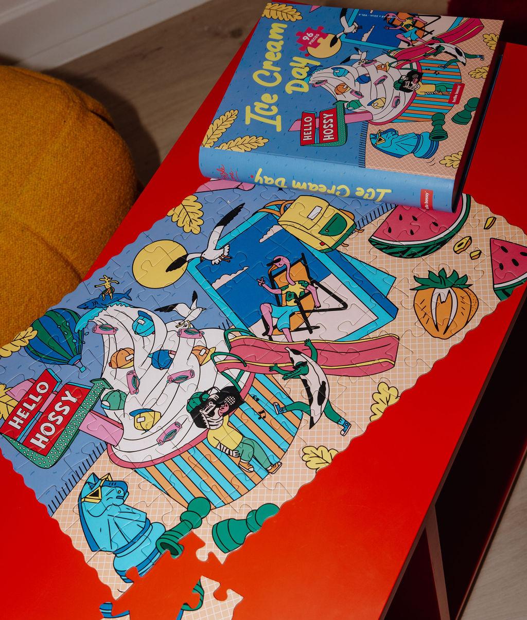 Puzzle colorido "Ice Cream Day" parcialmente montado numa mesa, com a caixa ao lado - vista de cima - Hello Hossy