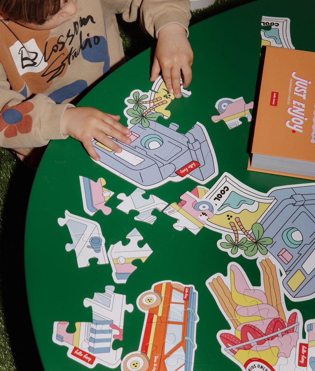 Criança a brincar com os puzzles evolutivos "Just Enjoy" – vista de cima – Hello Hossy