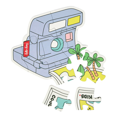 Puzzle evolutivo para criança Hello Hossy "Just Enjoy", em forma de máquina fotográfica, parcialmente montado – vista plana – fundo branco
