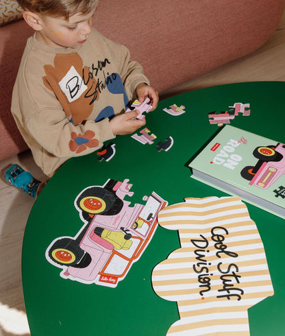 Criança a brincar com o Puzzle de 24 peças "On The Road" – vista de cima – Hello Hossy