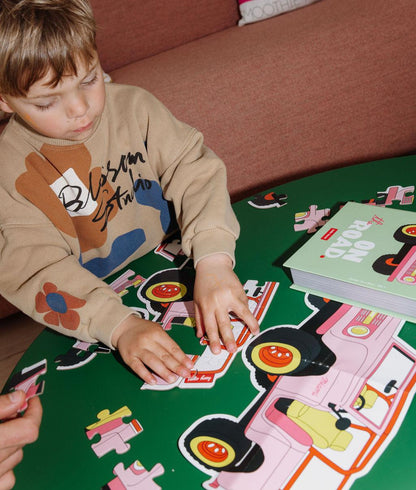 Menino a montar o Puzzle de 24 peças em forma de carro numa mesa - foto lifestyle - Hello Hossy