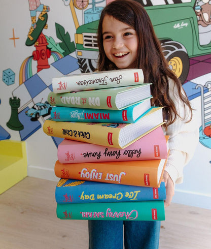 Puzzles com design de livro Hello Hossy usados por uma menina – decoração ilustrada – fotografia lifestyle