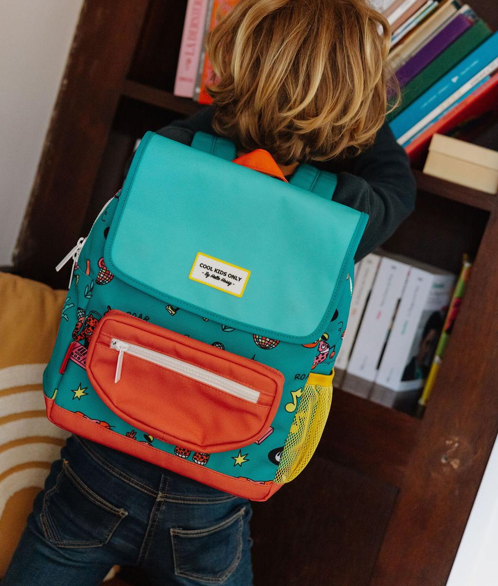 Mochila infantil verde e coral com padrão de animais Hello Hossy