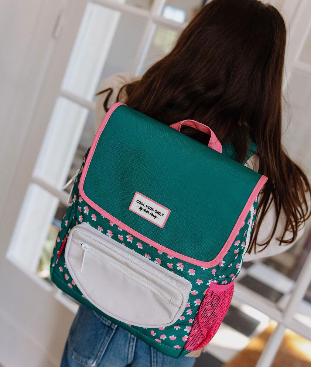 Mochila infantil verde com estampado de flores rosa e bolso branco Hello Hossy