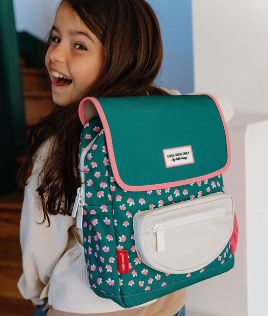 Mochila infantil verde com estampado de flores rosa e bolso frontal Hello Hossy