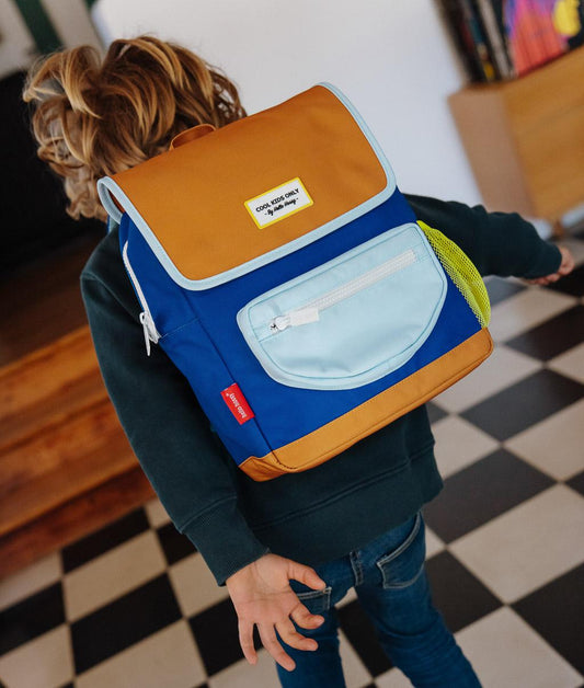 Mochila de criança azul e castanha com bolso frontal claro Hello Hossy