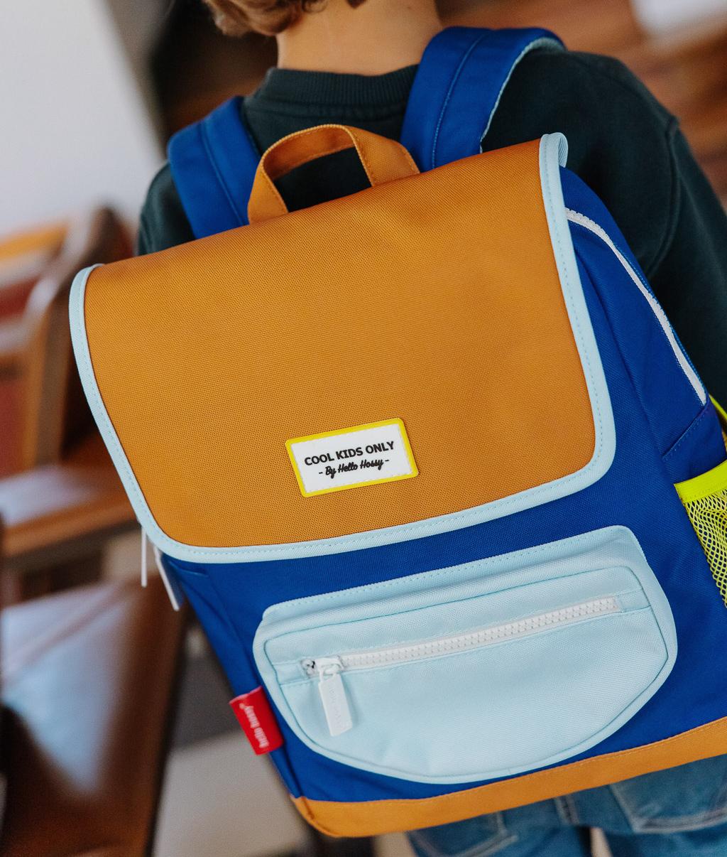 Mochila infantil azul bicolor com bolso frontal com fecho Hello Hossy