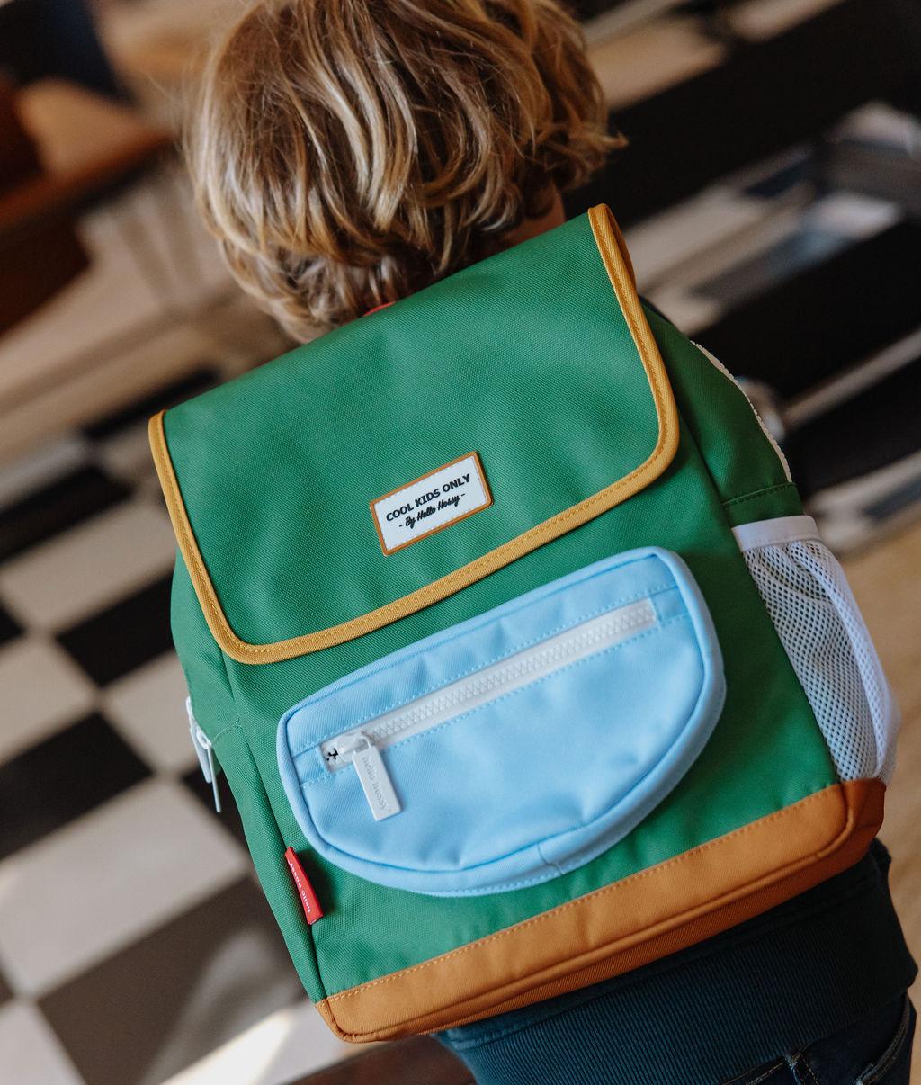 Mochila infantil verde com bolso azul e vivo Camel Hello Hossy