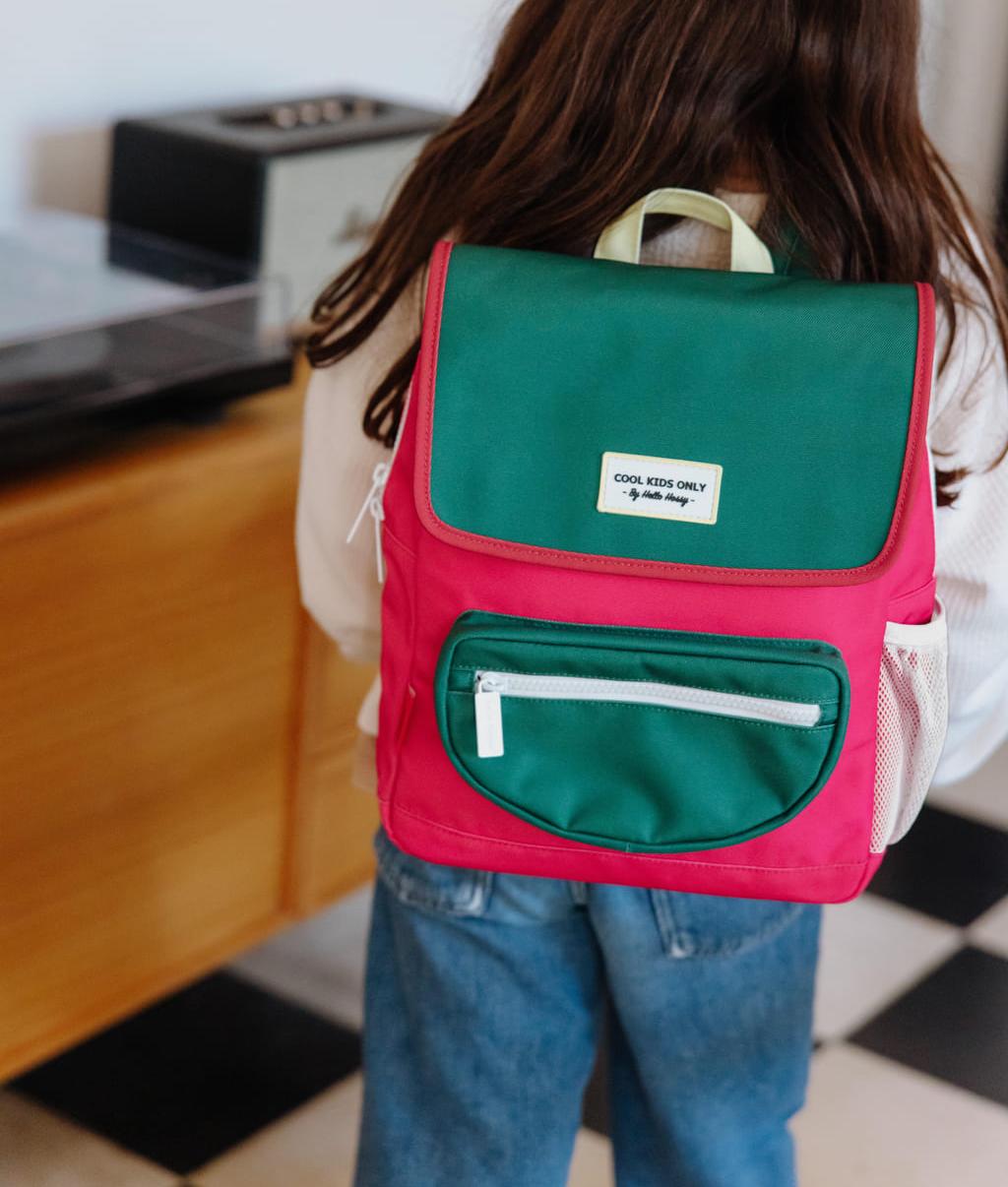 Mochila infantil framboise com aba verde e bolso com fecho Hello Hossy