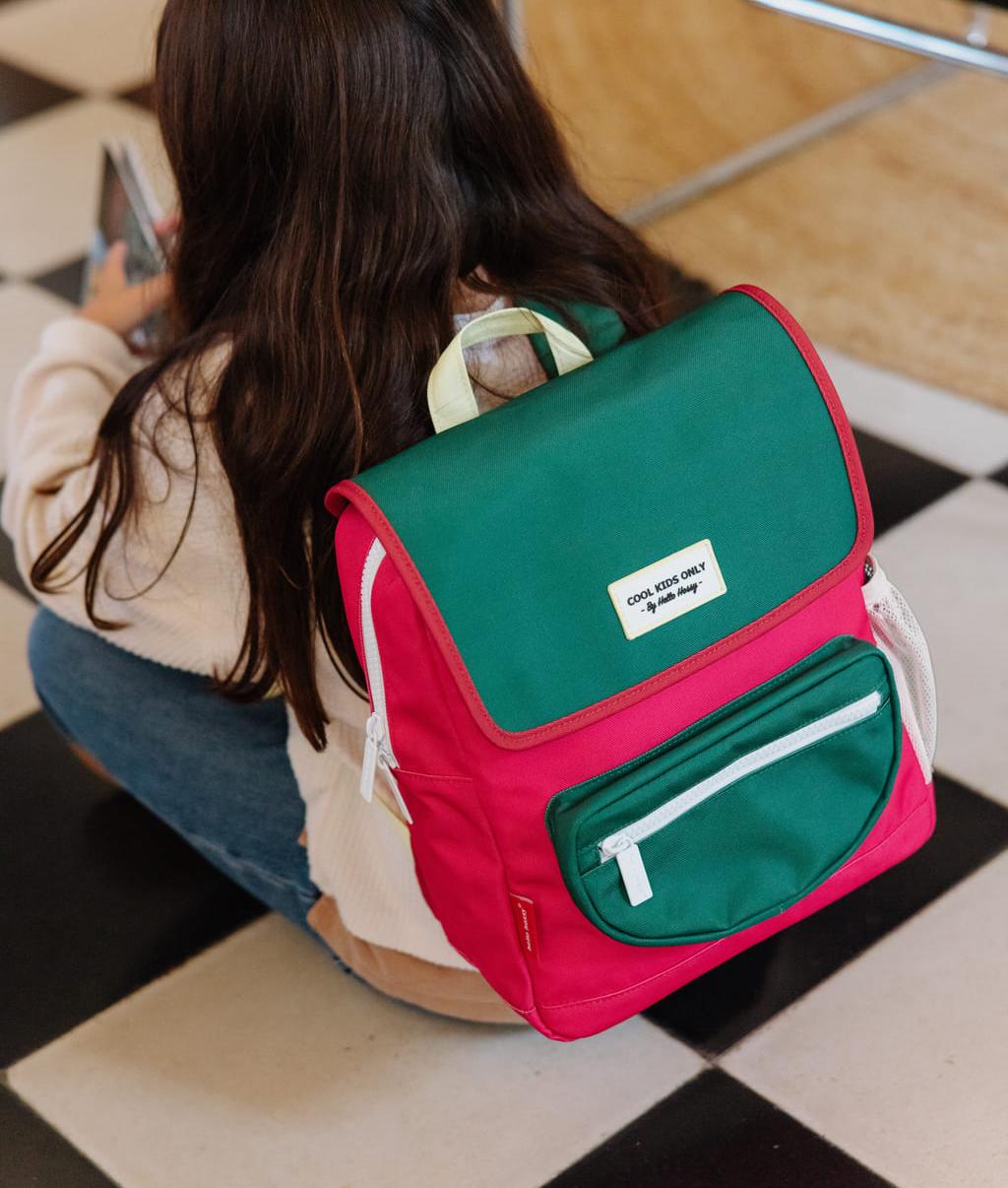 Mochila infantil framboise com aba verde e bolso com fecho de correr Hello Hossy