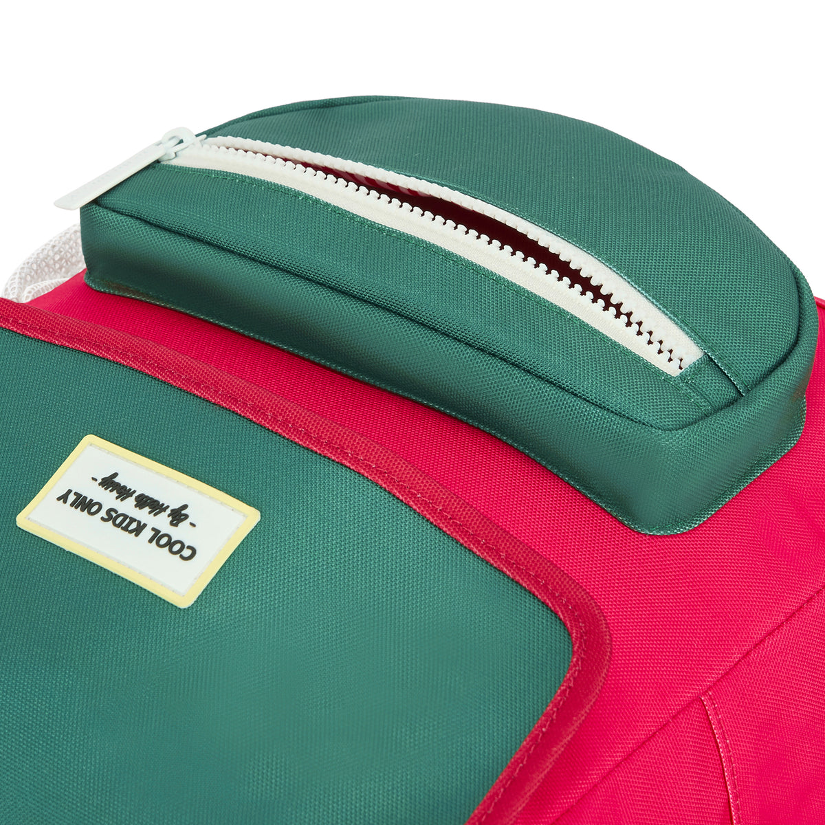 Mochila infantil framboise com detalhe verde, fecho branco, patch com texto Hello Hossy