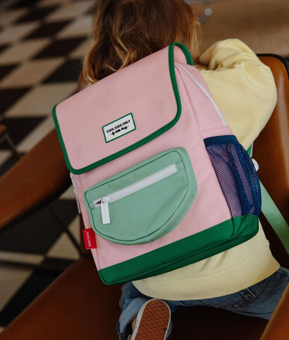 Mochila infantil rosa com bolso de fecho verde Hello Hossy