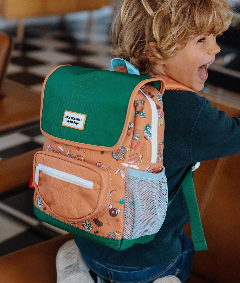 Mochila infantil castanha com estampado de música e aba verde Hello Hossy