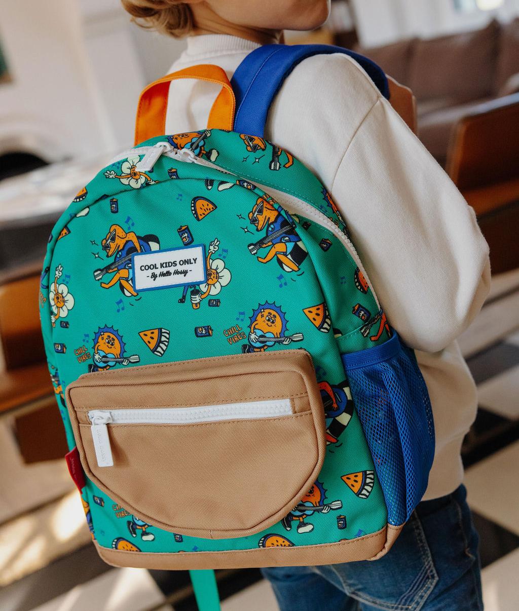 Mochila infantil verde com padrão de animais e bolso bege Hello Hossy