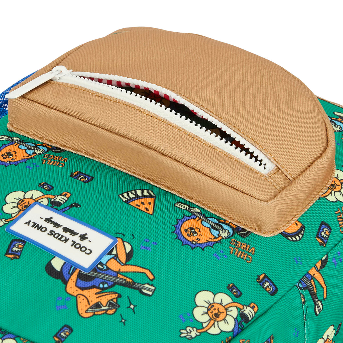 Mochila infantil verde com padrão de animais e bolsos contrastantes Hello Hossy