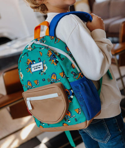 Mochila infantil verde com padrão de animais e bolso bege Hello Hossy