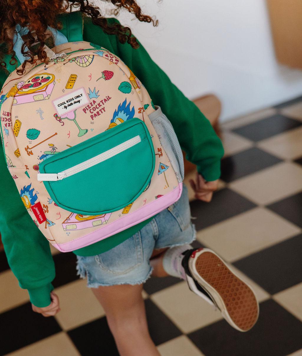 Mochila infantil bege com padrões food e bolso verde Hello Hossy