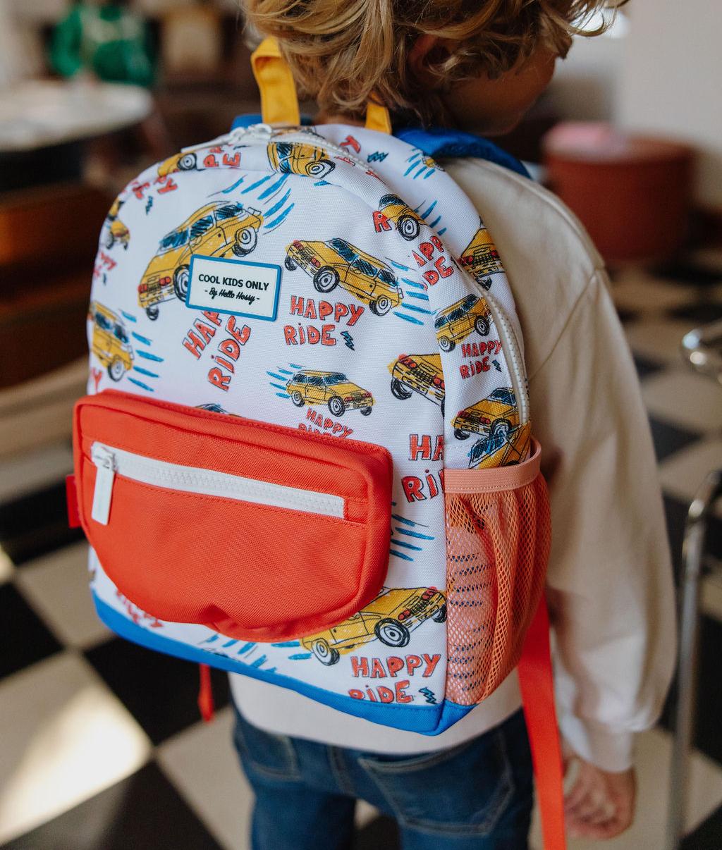 Mochila infantil branca com estampado de carros e bolso laranja Hello Hossy