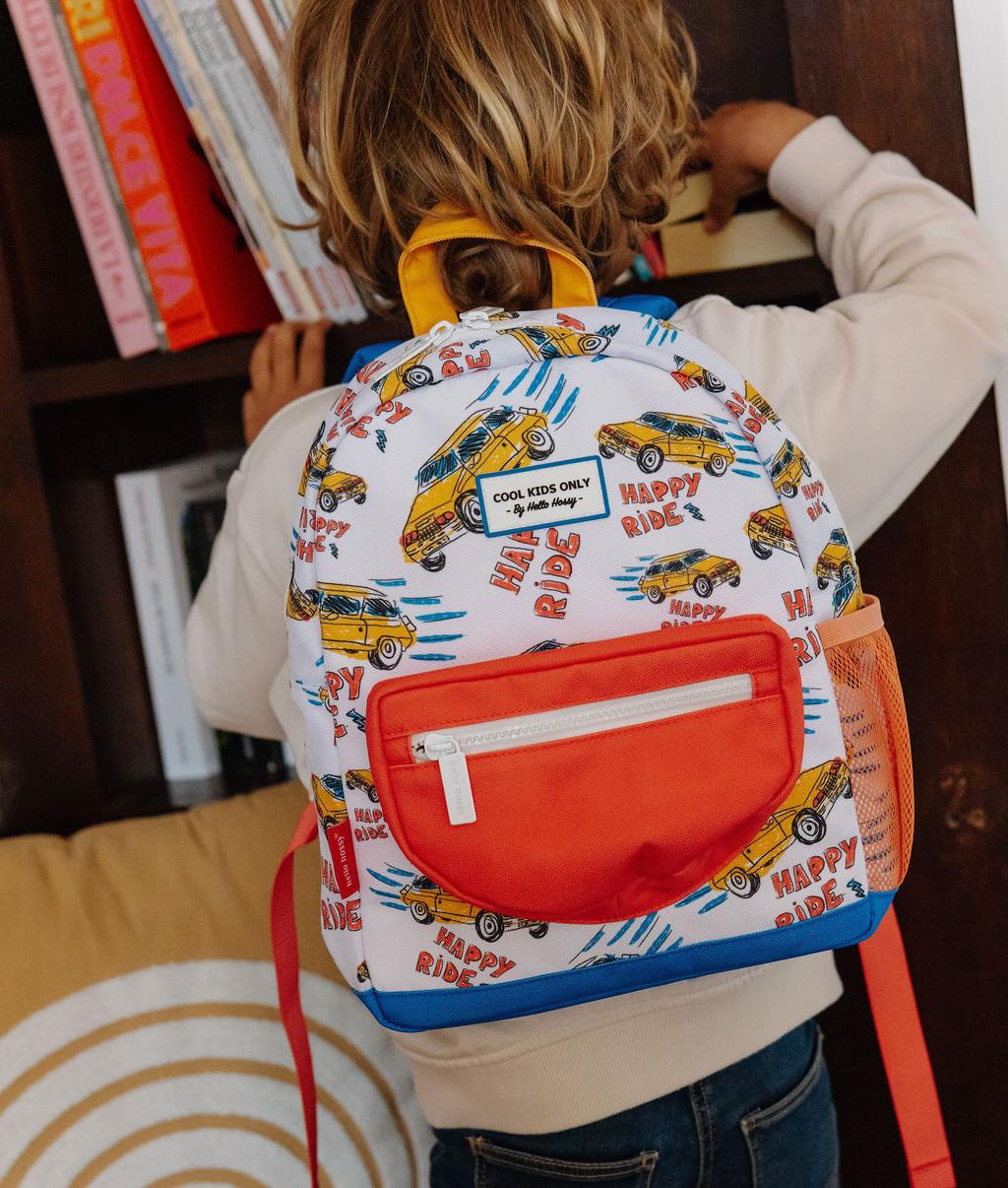 Mochila infantil branca com estampado de carros e bolsos laranja Hello Hossy