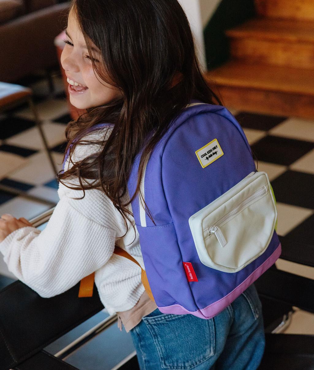 Mochila infantil violeta com bolso frontal branco Hello Hossy