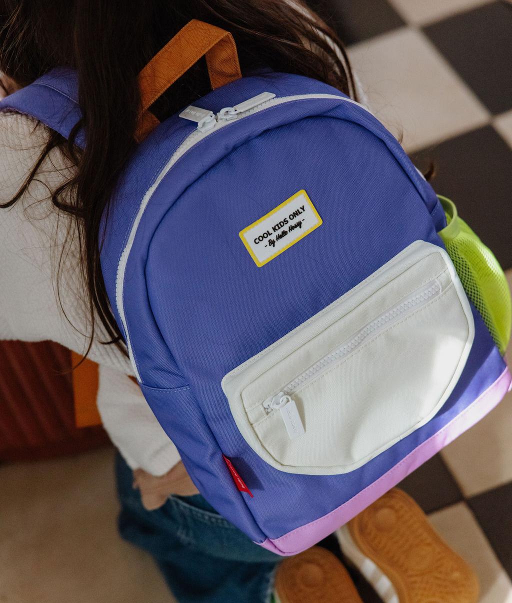 Mochila infantil violeta com bolso branco e detalhe amarelo Hello Hossy