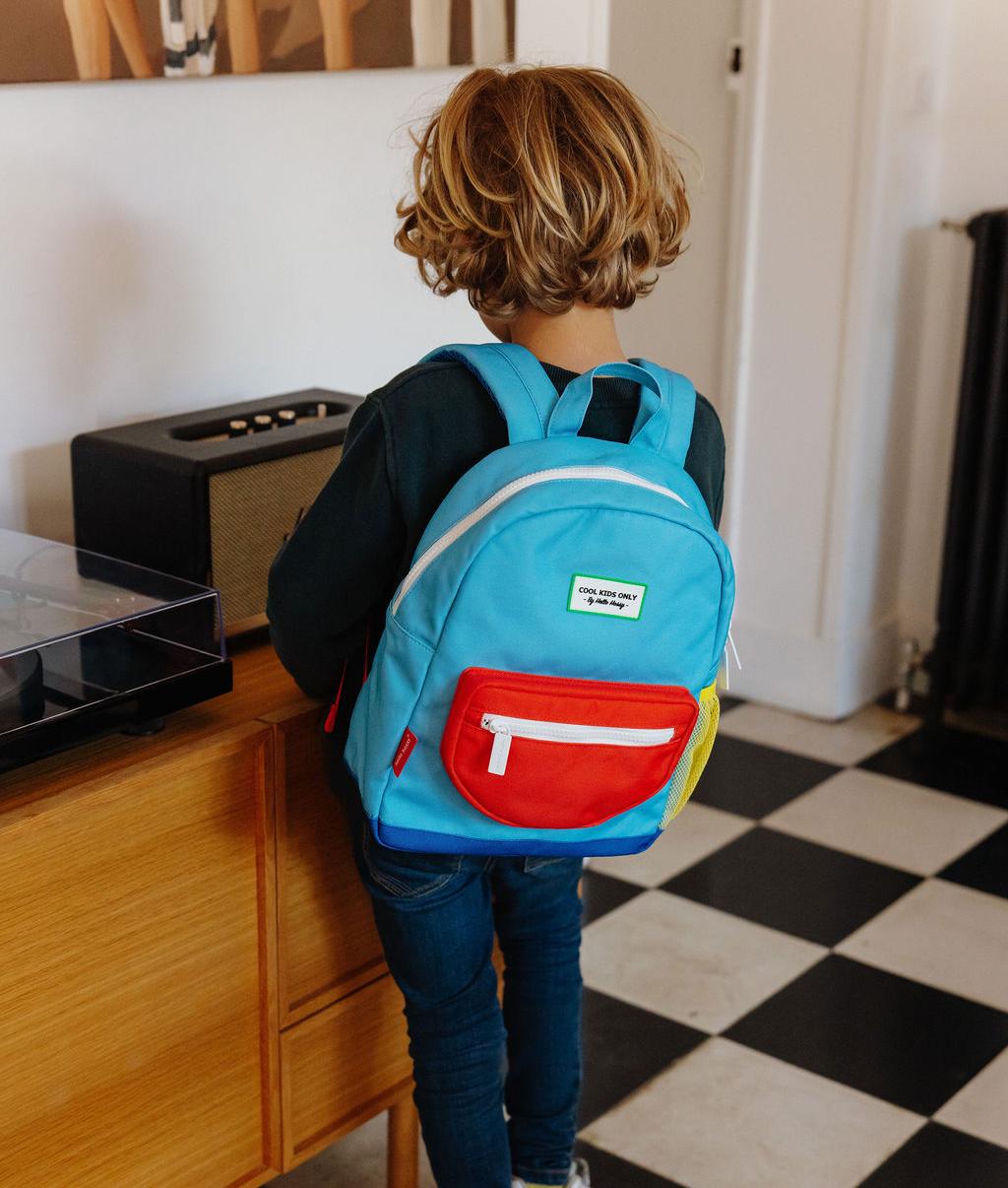 Mochila para criança azul, bolso vermelho, detalhe amarelo Hello Hossy