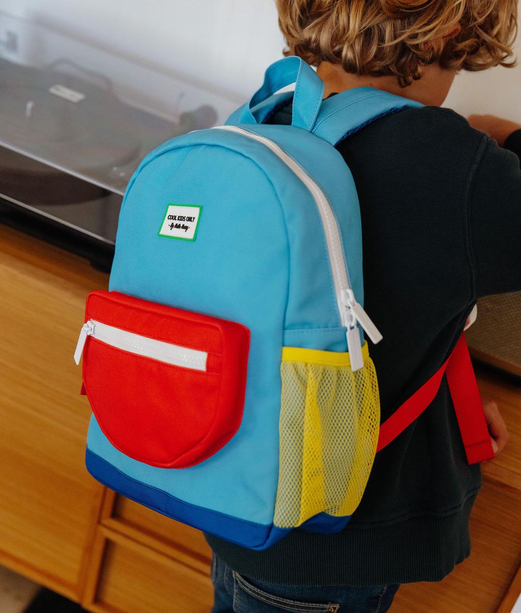 Mochila infantil azul com bolso vermelho e rede amarela Hello Hossy
