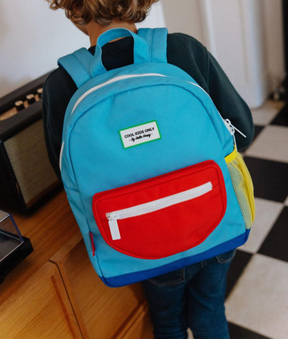Mochila infantil azul com bolso vermelho Hello Hossy