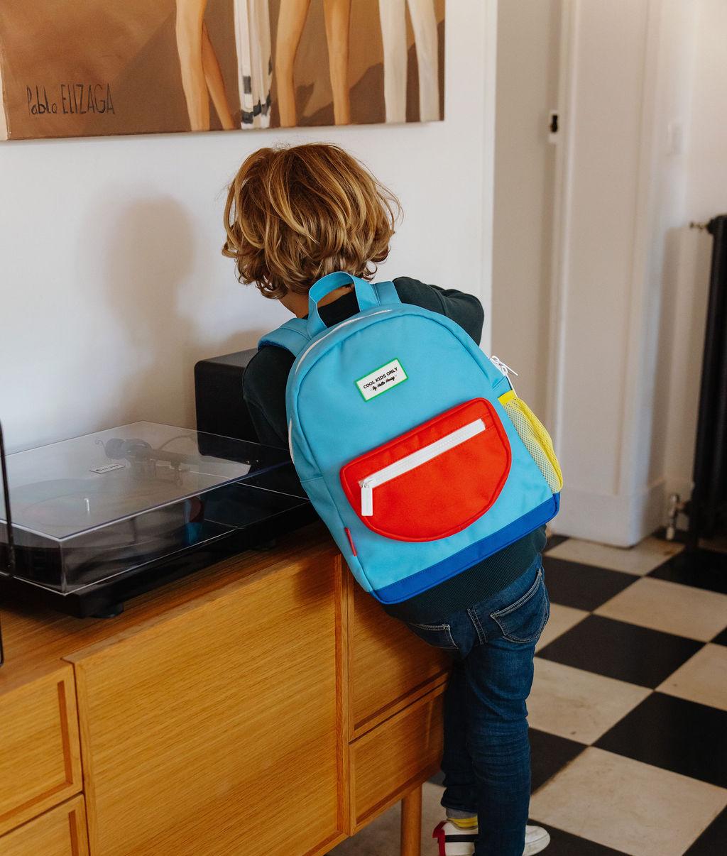 Mochila infantil azul com detalhe de bolso vermelho Hello Hossy