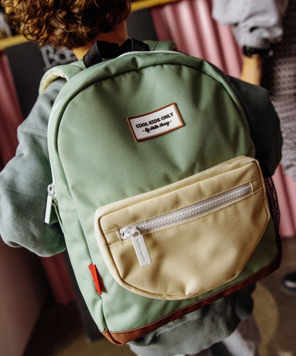Mochila infantil verde com bolso bege, fecho branco e patch de texto, Hello Hossy