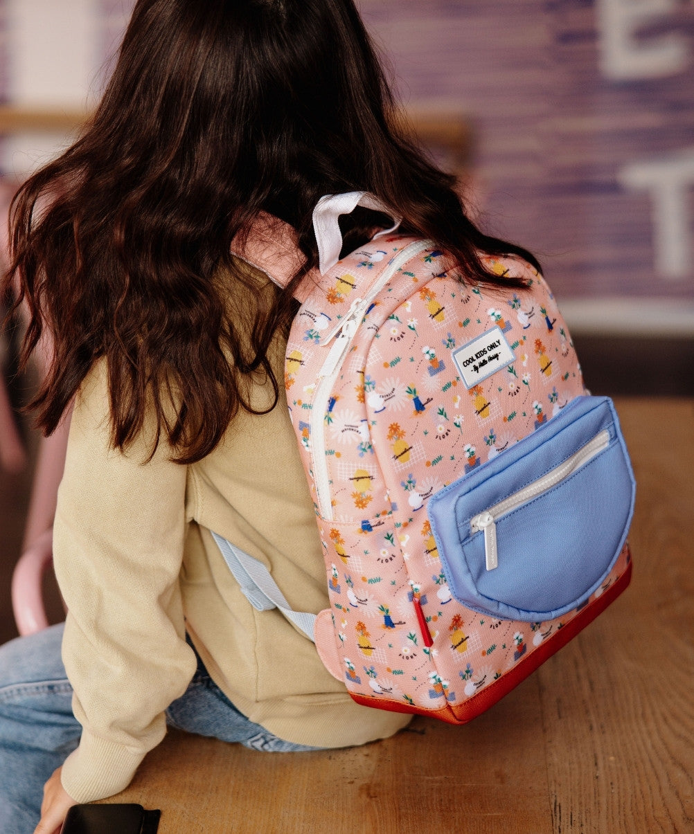 Mochila infantil rosa com padrão de flores e bolso frontal azul Hello Hossy