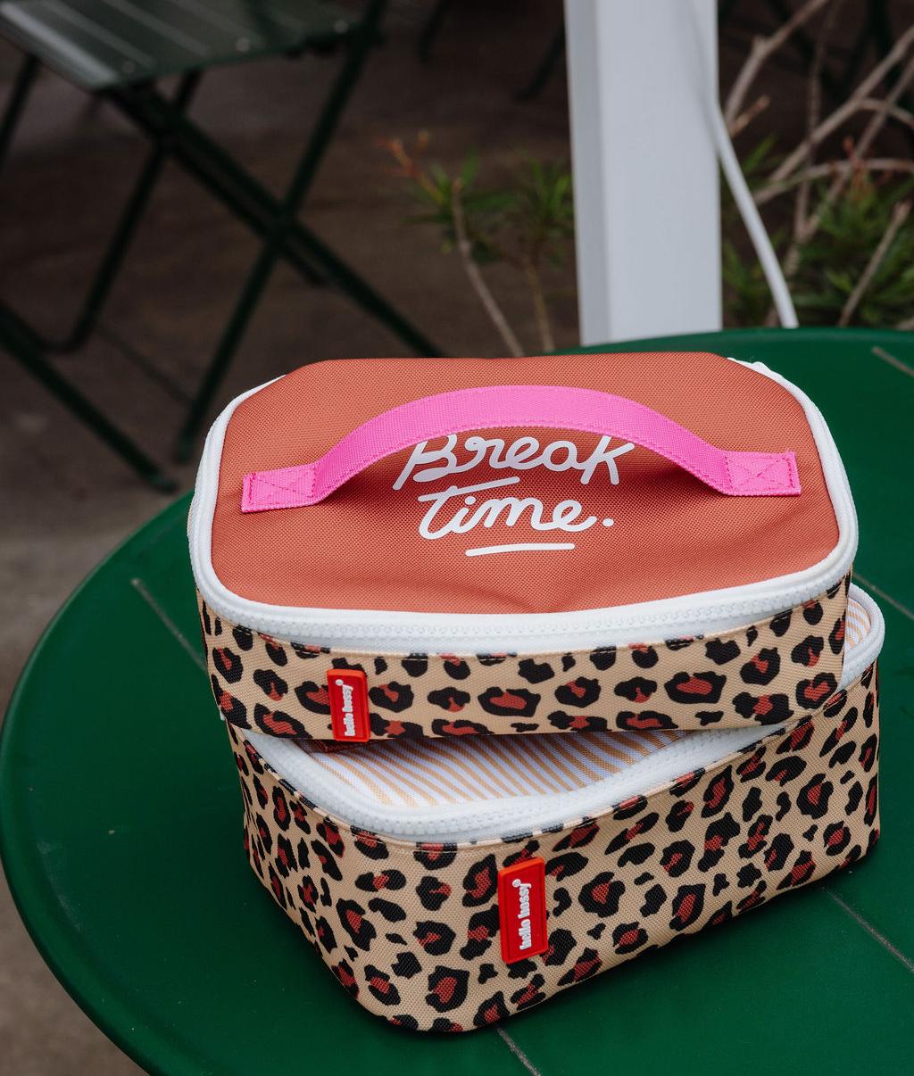 Saco de almoço infantil com padrão leopard creme e castanho, inscrição rosa Hello Hossy