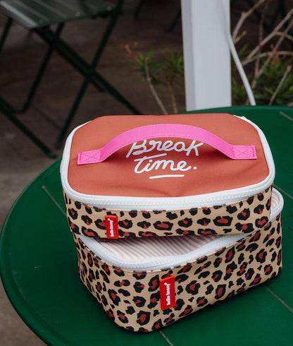 Saco de almoço infantil com padrão leopard creme e castanho, inscrição rosa Hello Hossy
