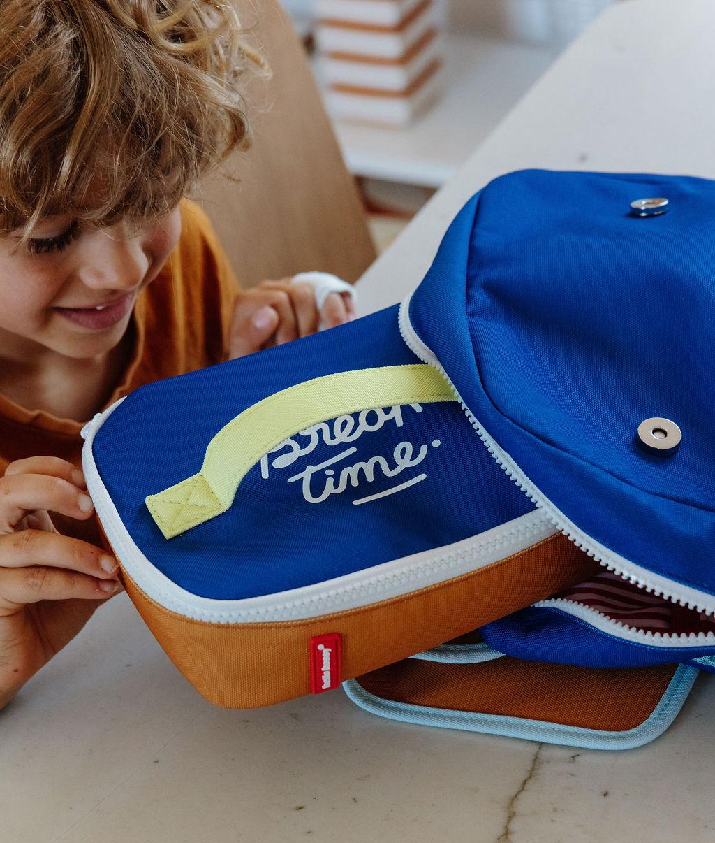Saco de lanche infantil azul e castanho com pega amarela e texto Break Time Hello Hossy