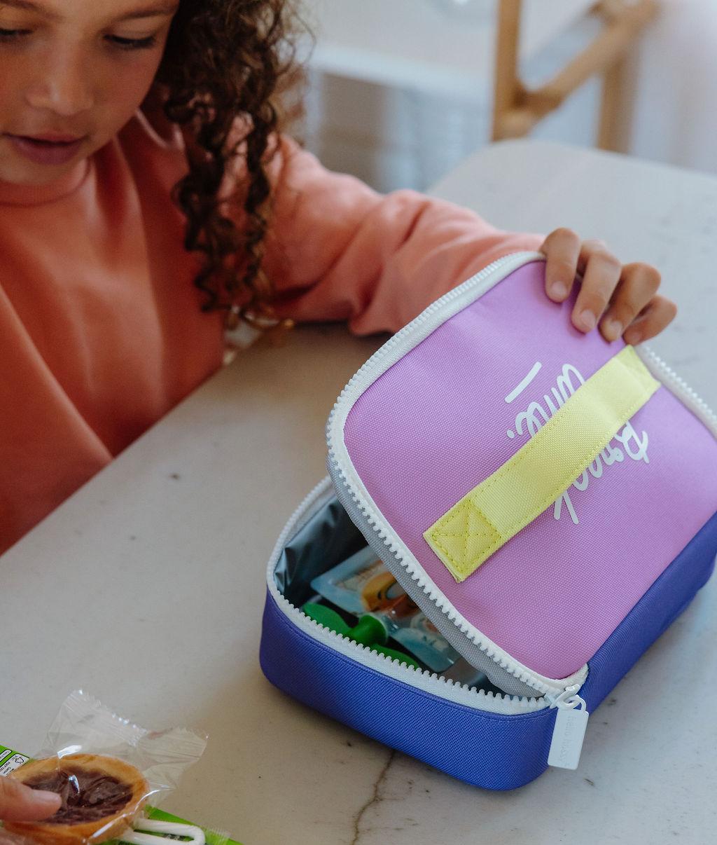Saco de lanche infantil violeta, detalhes amarelos, abertura com fecho Hello Hossy